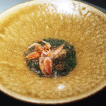 エクアトゥール - アイナメのフリットとオマール海老をソテーしたもの、上にはサクラエビと山椒を効かせたモロヘイヤのソース