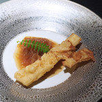エクアトゥール - 淡竹（はちく）のフリット、ふかひれを使ったソースを添えて