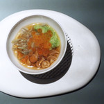 エクアトゥール - ジュンサイ、なめこ、いくら、香草のジュレのパスタ