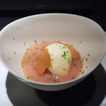 エクアトゥール - レモングラスとカモミールのアイスに全て桃で作ったシャーベットにジュレとソースを合わせたデザート