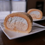 不二家 - 料理写真:ミルキークリームロール（富良野メロン）