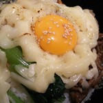 長寿韓酒房 - 端の方でチーズがパチパチしてるのが食欲を掻き立てる