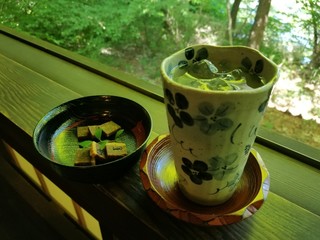 ふりこ茶房 - サービスのふりこケーキとアップルジュース