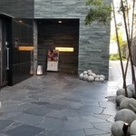 鮨 さかい - 落ち着いた雰囲気のビルにあります。