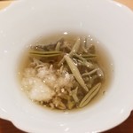 鮨 さかい - ①蓴菜(広島県産)の出汁漬け
      広島県の蓴菜なら黒瀬でしょう。
      農薬が入らない様に田圃から更に上の1番目の溜池で栽培されています
      日の出前の薄明かりの時間から7時までの早朝のうちに手摘みされ出荷されます