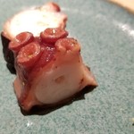 鮨 さかい - ②真蛸（福岡県志賀島産）の桜煮
      産卵期は初夏～初秋、旬は抱卵する初夏～初秋と旨みが強い晩秋～冬の2回
      柔らかさが際立ち、優しくもしっかりした旨みが口腔内に拡がり、青柚子の香りが喉から鼻に立ち登ります