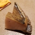 鮨 さかい - ④黒鮑（佐賀県唐津産）の酒蒸し
      黒鮑は柔らかさと弾力が両立している抜群の蒸し加減
      厚みのある切りつけで食感が十分に楽しめます
      鮑を鮑の汗で味付けしているそうで、旨みと甘みが抜群
      磯の香りも素晴らしい！