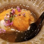 鮨 さかい - ⑤蝦夷馬糞雲丹(ロシア領国後島沖産)と真鯛(産地聞き忘れ)の白子を土佐酢ジュレで
      サッと茹でて裏漉して湯煎
      白子としては柔らかなコク
      蝦夷松馬糞雲丹は味わいが濃い
      やや濃いめの土佐酢ジュレで頂きました