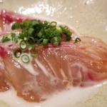鮨 さかい - ⑥伊佐木(佐賀県唐津産)のヅケ、伊佐木の白子ソース掛け
      身はかなり淡白で水分が多いので脱水処理が不可欠なのでヅケにしてから、伊佐木の白子ソースで足し算の美味しさ。
      伊佐木だけの足し算の仕方が好きです♪