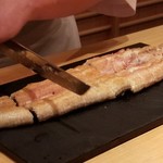 鮨 さかい - ⑪鰻(福岡県博多湾産)の白焼き
      どうやら稚鮎をしっかり食べて脂がのっています。
      野生で生き抜いてきた大物らしく皮は厚く噛み応えがあります。
      そして皮下の脂は滋味深く、濃厚なコクと旨みが楽しめました。