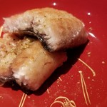 鮨 さかい - ⑪鰻(福岡県博多湾産)の白焼き
      どうやら稚鮎をしっかり食べて脂がのっています。
      野生で生き抜いてきた大物らしく皮は厚く噛み応えがあります。
      そして皮下の脂は滋味深く、濃厚なコクと旨みが楽しめました。