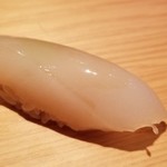 鮨 さかい - ①障泥烏賊(佐賀県唐津産)、漬け
      烏賊の漬けはスペシャリテです
      握りの時にシャリに青柚子の皮を降ろした粉末をひと塗りして、爽やかな香り付けをされていました
      障泥烏賊は数日寝かしたような甘みを感じました