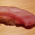 鮨 さかい - ②金目鯛(千葉県勝浦産)
      産卵期は夏、旬は秋～晩冬。
      水深200m~800mに棲む深海魚で、寝かせにより存分に旨みが引き出されており、艶々として美しい。