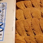 鮨 さかい - 北紫雲丹(青森県大間産)
      北紫雲丹の産卵期は秋、旬は春～夏。
      大きな北紫雲丹がタップリ。贅沢です！