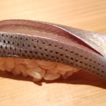 鮨 さかい - ③小鰭(コハダ)(熊本県天草産)
      メタリックな美しさが際立っています。
      塩振りと〆具合は旨みと香りのバランスが取れていて好きです。
      魚の成長度合いによって塩振り量が変わる熟練の技が必要なネタですね。