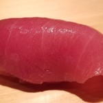 鮨 さかい - ④本鮪(長崎県壱岐産58kg)血合いぎしヅケ
      日本近海の本鮪の産卵期は春～夏、旬は初秋～冬。
      赤身独特の風味とコクがあります。熟成されており、酸味は仄かにあるかどうかという感じです。