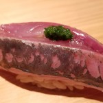 鮨 さかい - ⑧真鯵(島根県浜田産)
      産卵期は春～夏、旬は秋～冬。
      どんちっち鯵ですね♪
      肉厚で脂のりもバッチリでした。
      鯵の香りもとても良いですね。