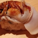 鮨 さかい - ⑩煮蛤(千葉県九十九里産)
      蛤は初夏～夏が産卵期で禁漁期間
      旬は産卵前の春～初夏
      非常に柔らかく煮られた蛤は、仕上がりの良さで九十九里産を入れられているそう
      蛤の味わいも良いですが、穏やかなツメが好み