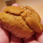 鮨 さかい - ⑬北紫雲丹(青森県大間産)
      北紫雲丹の産卵期は秋、旬は春～夏
      大きな北紫雲丹がタップリ、贅沢♪
      握っているのに、雲丹の粒が潰れていませんね
      そしてシャリのほどけを楽しみ、北紫雲丹の甘みが口に拡がります