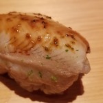 鮨 さかい - ⑭穴子(長崎県対馬産)
      ふわふわと柔らかい煮穴子、そして温かいシャリ。
      これも口の中に入れた瞬間にシャリがほどけます。
      一気に拡がる旨み、ツメも濃過ぎず軽やかな後味です。
      