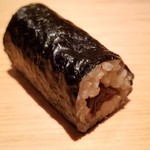 鮨 さかい - ⑮干瓢巻
      今日もまた干瓢巻の準備が始まると「幸せな時間の終演」を感じ切なくなります。
      海苔の薫りが素晴らしく、握りっていない分だけ赤酢のシャリの美味しさを素直に感じ取れます。