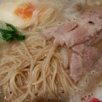 煮干し拉麺 アンチョビー - 麺とチャーシュー、煮卵