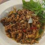 バーンタイ - ガイサップ・パッガパオ (鶏肉ミンチとホーリーバジルの唐辛子炒め)