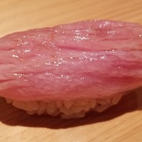 鮨 さかい - ⑥本鮪(長崎県壱岐産58kg)大トロ
                  前回と比べて魚が若いので、脂の旨みが拡がりやすい様に包丁を入れてあります
                  食べてみて切り分け時の所作に納得致しました
                  シャリは人肌より温かくより脂の旨みを感じる品