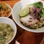 麺屋 六感堂 - 生山椒香るラム白湯つけSOBA＋ベーコンとトマトの炊き込みご飯（限定）
