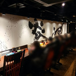 札幌 炎神 - カウンター席：ＢＧＭに合わせてノリノリで食べている女性がいました！！