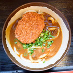 セルフうどん 山もり - コロッケカレーうどん（カレーうどん+肉コロッケ）