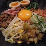 紅 - 汁なし担々麺、味玉