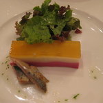 ラ ブラスリー - 前菜：コンソメ、ビーツなどのムースとサラダ