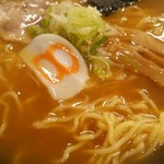 8番らーめん - 中華麺の拡大画像です。