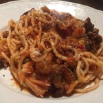 イゾラ スメラルダ - 牛すじと豚肉のトマトソーススパゲティ