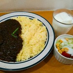 かれーの店 ポカラ - ポークかれー　７００円　ターメリックライス大盛は＋１００円。ランチタイムは５０円引、ミニサラダのみならずラッシーもつきます。