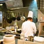 とん助 - 店内（厨房）