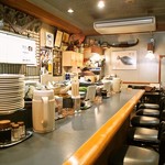 とん助 - 店内（カウンター席）
