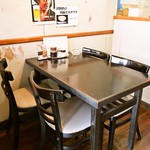 とん助 - 店内（テーブル席）