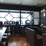 喫茶 MP4 - テーブル席、カウンター席ございます店内。