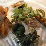 ヒカリヤ ニシ - 23年7月　共通・魚料理　本日の鮮魚（アルプスサーモン・フッコ）、サザエ、蛤、メジマグロ、野菜ファルス