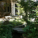 ヒカリヤ ニシ - 23年7月　中庭を望む（向こうはヒカリヤヒガシ）