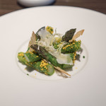 Seasons by Olivier Elzer - 前菜一皿目は二人ともアスパラ　歯ごたえはあまり無かったけど味付けは美味かった