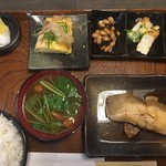 串カツ酒場 B級スタンド - カレイの煮付け定食にしましたよー