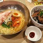 ガスト - ｺｸと旨みのさっぱり白冷麺+ﾐﾆ牛ｶﾙﾋﾞご飯ｾｯﾄ971円