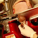 Hinata Kicchin - 大人気のハムは、ご注文後に専用の機械で切り出します！