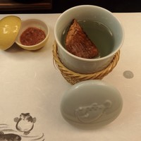 春帆楼 下関本店 - コースとは別で頼んだひれ酒。ひれ酒の向こうにあるのが鯛わた