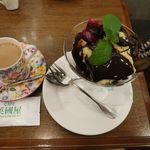 カフェ 英國屋 - 渋皮マロンのチョコレートパフェとカフェ・オーレ