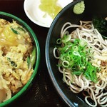 阪急そば - 漬物ついて650円。