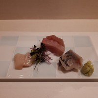 室町 三谷屋 - お造り：ホタテ、ブリ、鯵